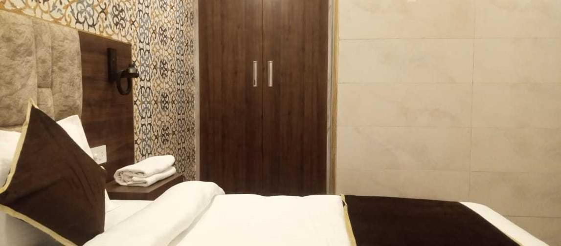 מיראט Oyo Mmc Hotel And Restaurant מראה חיצוני תמונה